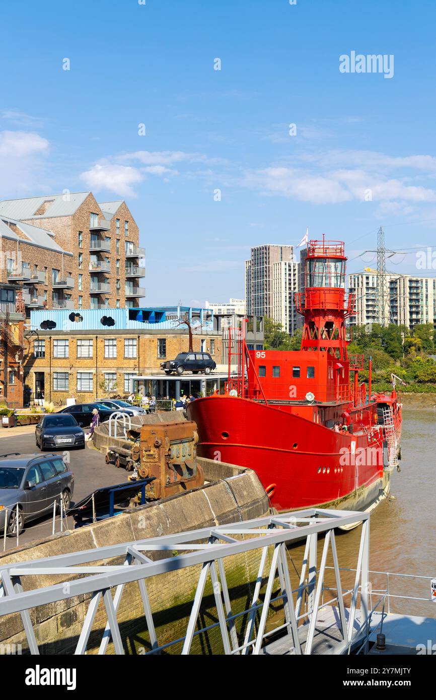 Trinity Buoy Wharf Shipping container studios et Lightship 95 studio d'enregistrement Boat, Londres, Angleterre Banque D'Images