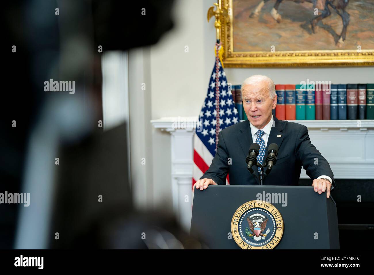 Washington DC, États-Unis. 30 septembre 2024. Le président des États-Unis Joe Biden prononce un discours sur les efforts déployés par son administration pour répondre à l'ouragan Hélène dans la salle Roosevelt de la Maison Blanche à Washington, DC, le lundi 30 septembre 2024. Crédit : Bonnie Cash / Pool via CNP / MediaPunch crédit : MediaPunch Inc / Alamy Live News Banque D'Images