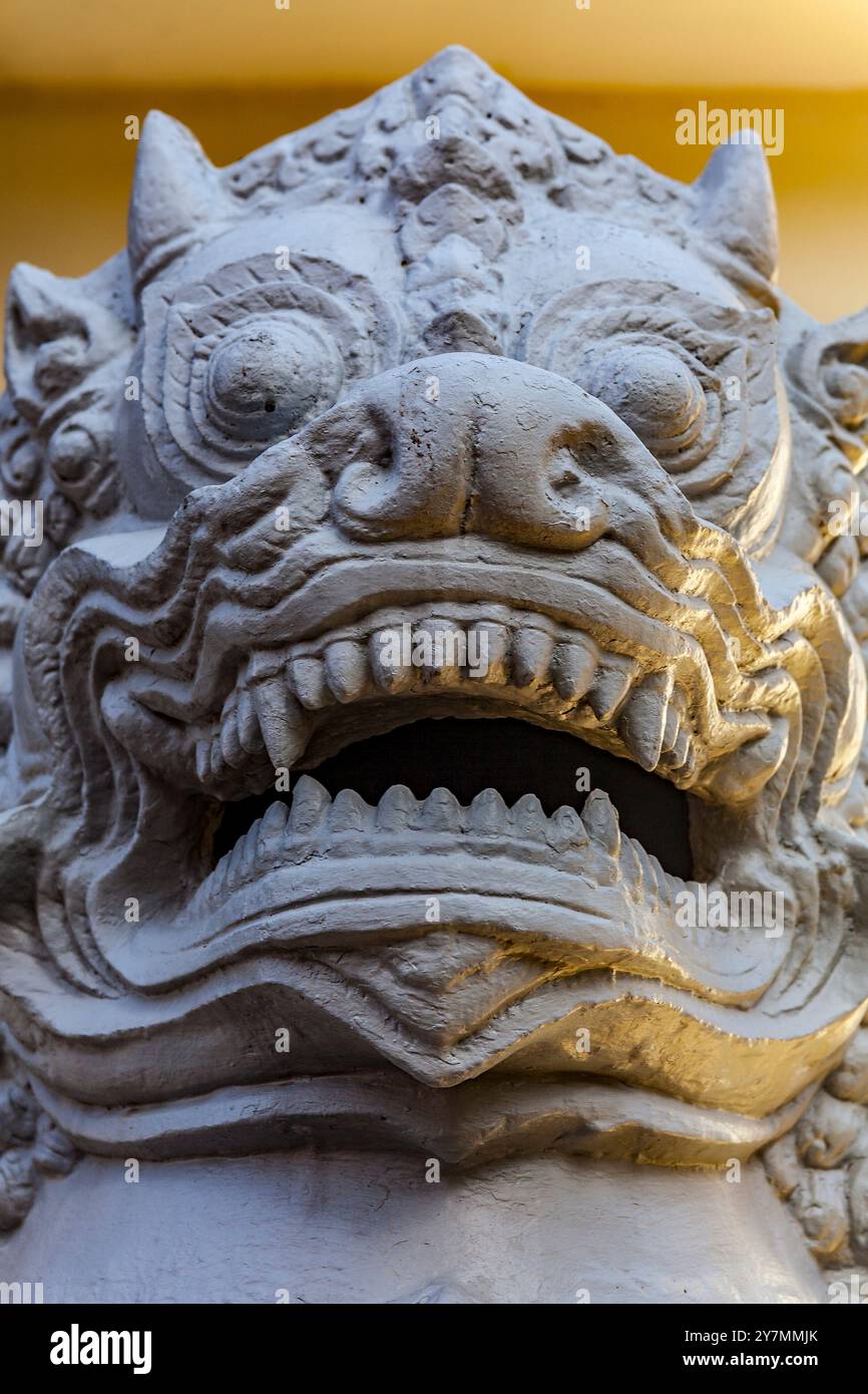 Tête d'une statue de léogryph (demi-lion) au Palais Royal, Phnom Penh, Cambodge Banque D'Images