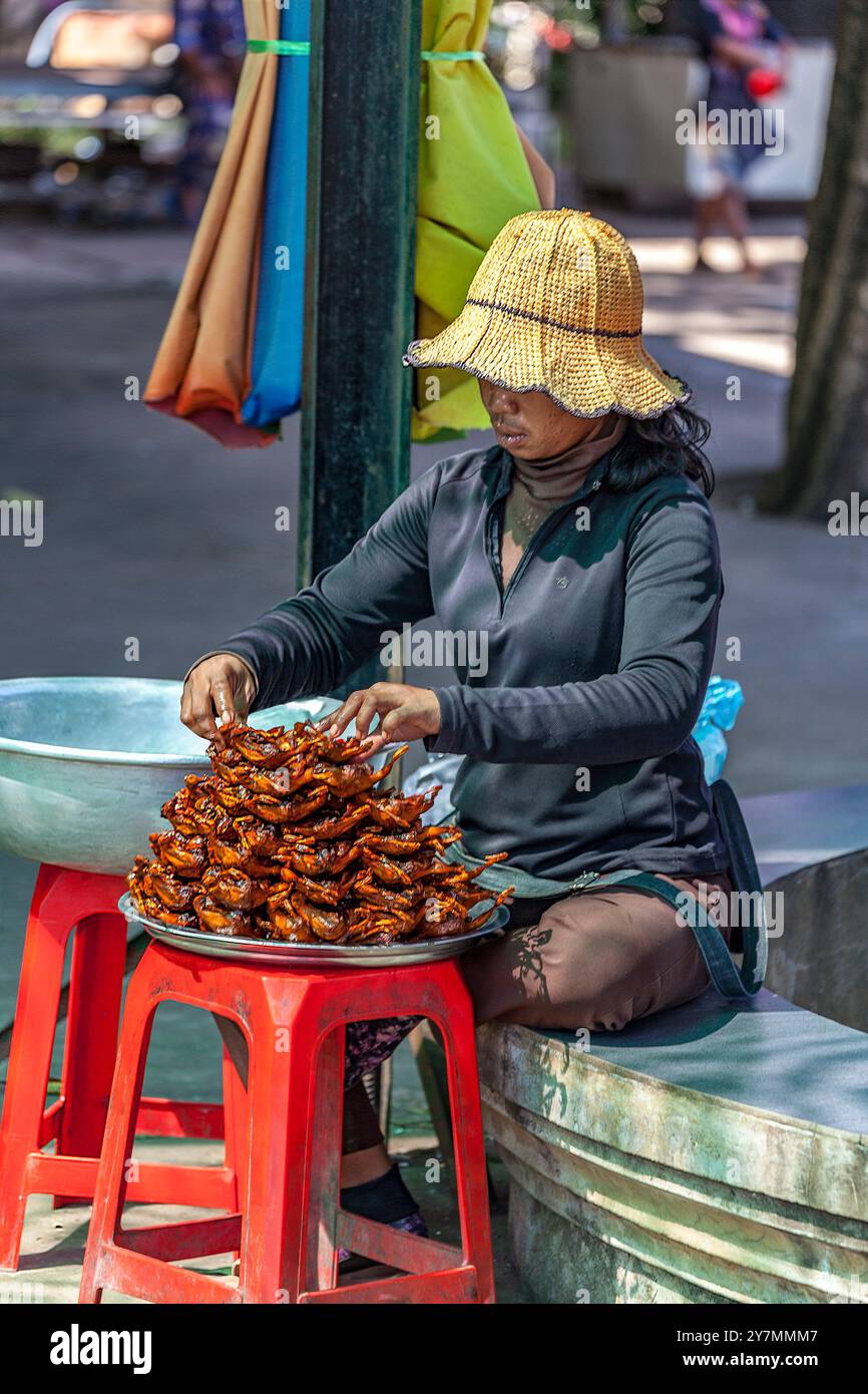 Femme locale vendant des chauves-souris frites, pour manger, au marché de Skun, près de Phnom Penh, Cambodge Banque D'Images