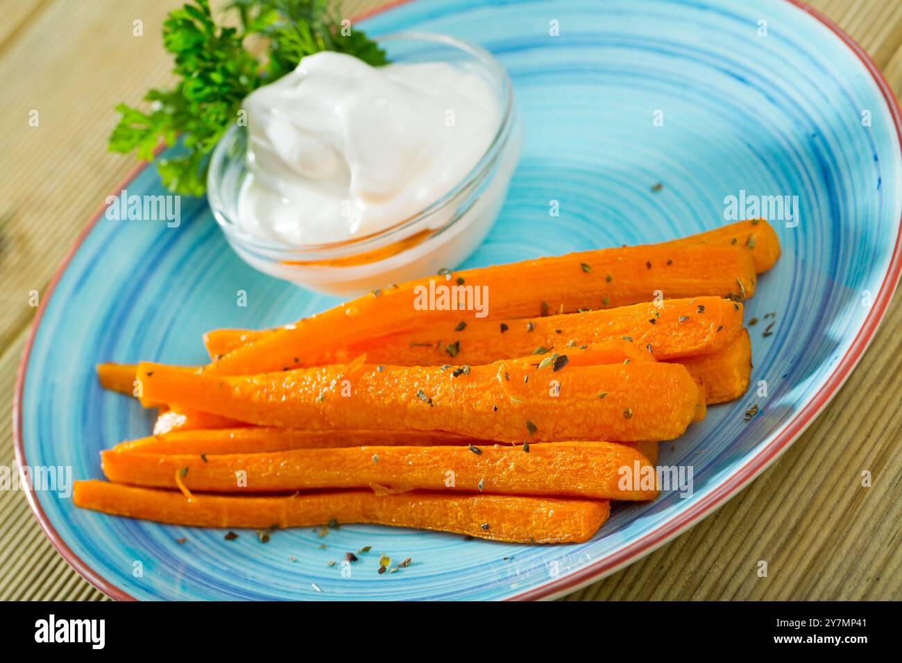 Bâtonnets de carottes avec sauce à la crème aigre Banque D'Images