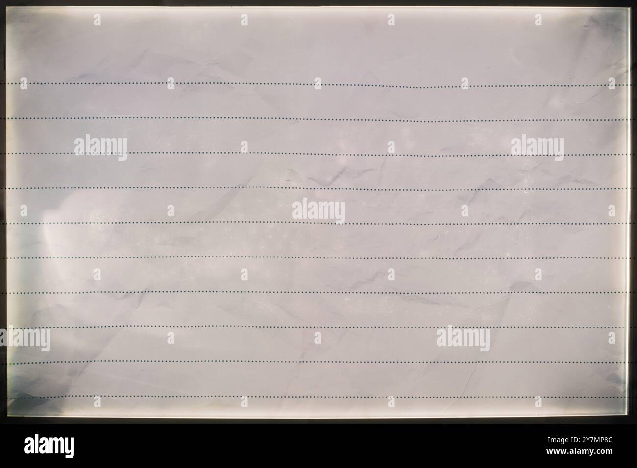 Un papier de note vierge aux lignes douces et à la texture subtile, parfait pour écrire, prendre des notes ou créer des projets. Idéal pour les conceptions de papeterie et templat Banque D'Images