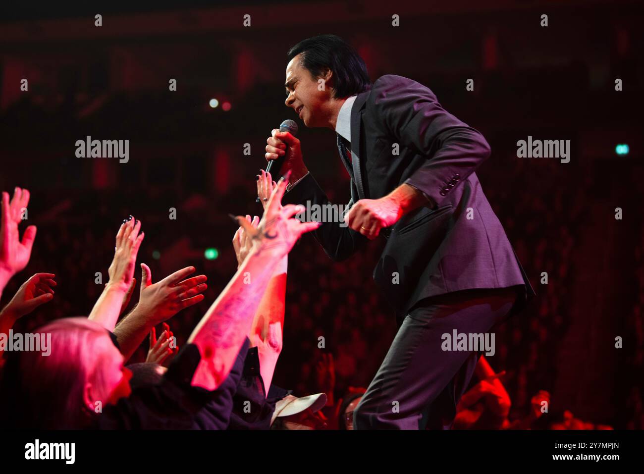Artiste australien, Nick Cave, avec The Bad Seeds à l'Uber Arena de Berlin pour le Wild Dog Tour Banque D'Images