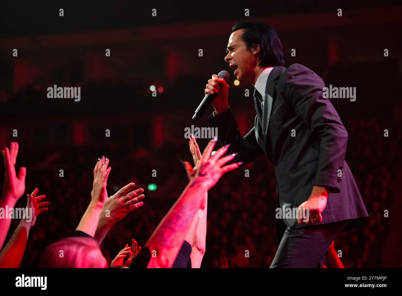 Artiste australien, Nick Cave, avec The Bad Seeds à l'Uber Arena de Berlin pour le Wild Dog Tour Banque D'Images