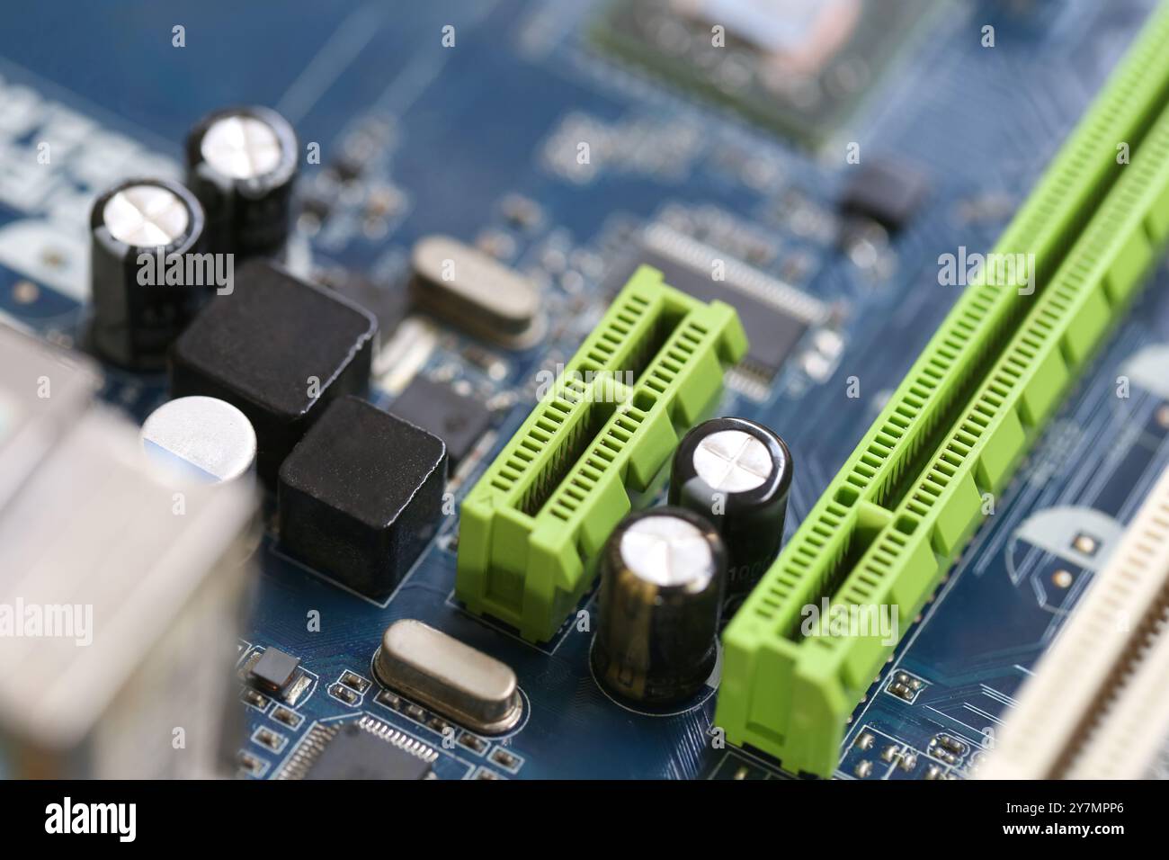 PCI Express et condenseur ou condensateur mainboard de fond d'ordinateur pour la conception dans votre concept d'ordinateur de matériel de travail. Banque D'Images