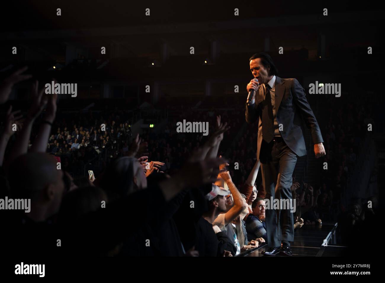 Artiste australien, Nick Cave, avec The Bad Seeds à l'Uber Arena de Berlin pour le Wild Dog Tour Banque D'Images