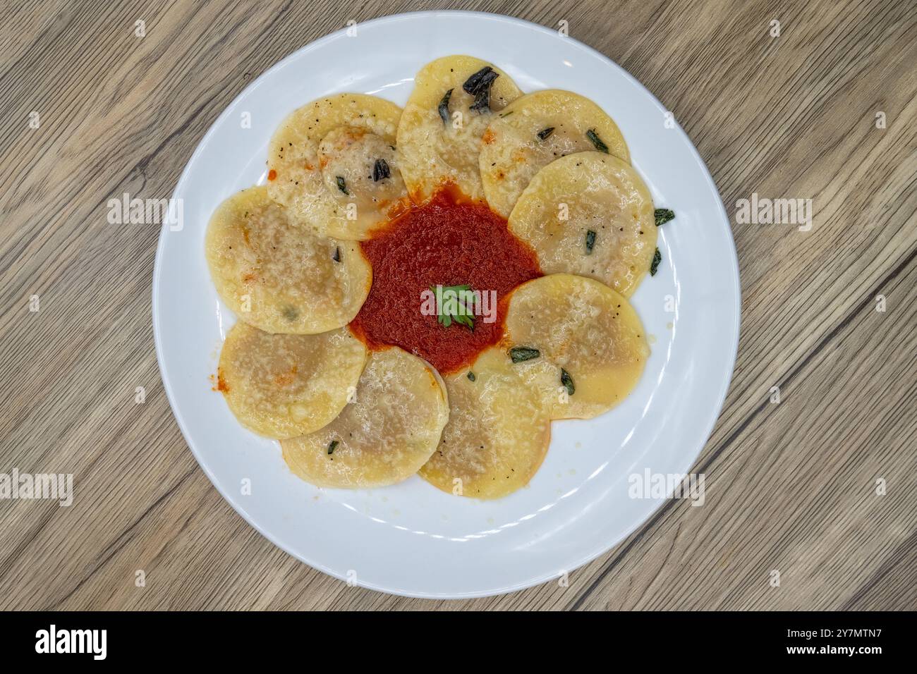 Vue de dessus des raviolis fourrés de courge douce servis sauce au beurre et cuits à la perfection. Banque D'Images