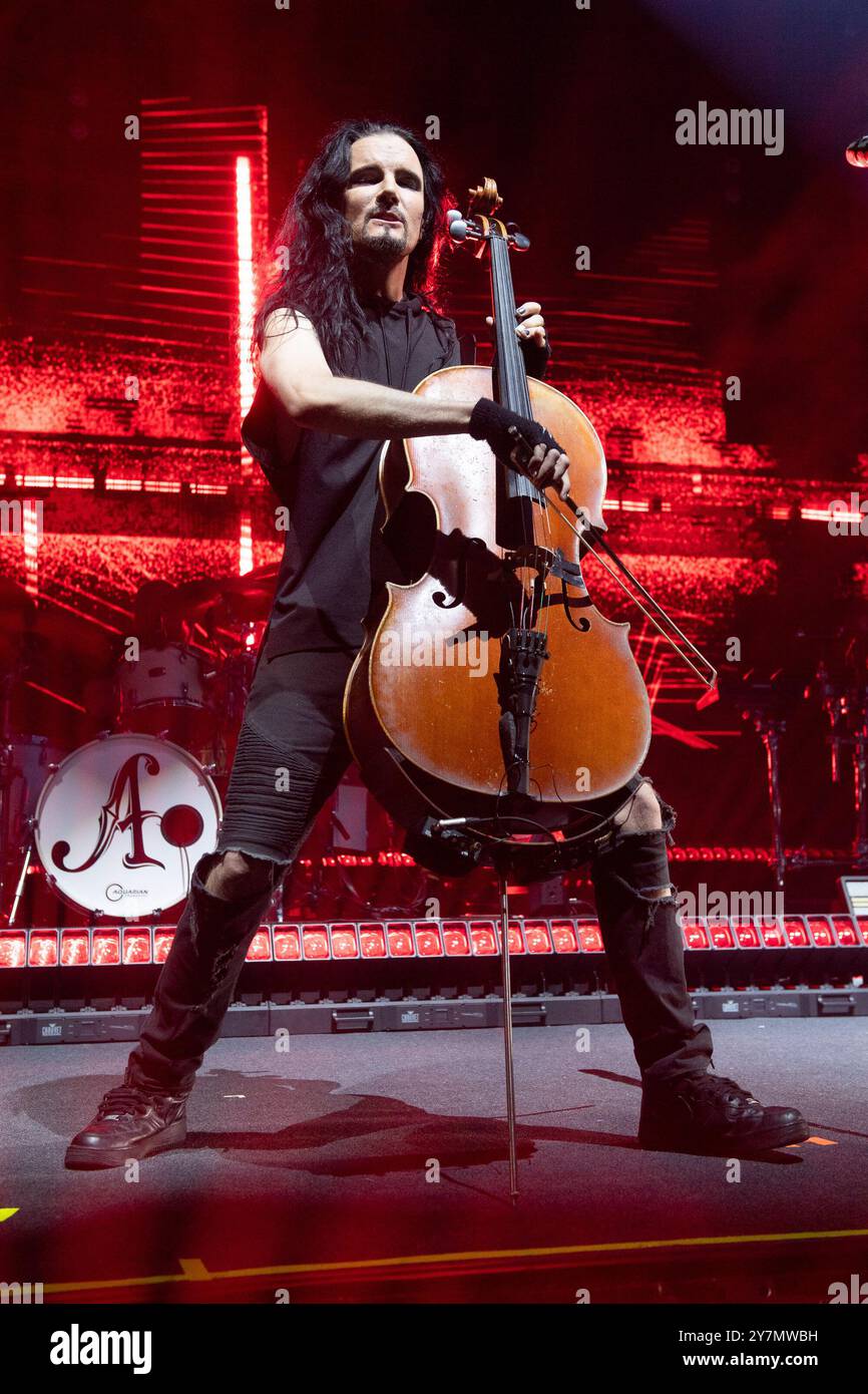 Londres, Royaume-Uni. 30 septembre 2024. Le violoncelliste Perttu Kivilaakso du groupe finlandais de metal symphonique Apocalyptica se produit au Royal Albert Hall dans le cadre de leur tournée Plays Metallica Vol. 2. Crédit : Justin Ng/Alamy Live News Banque D'Images