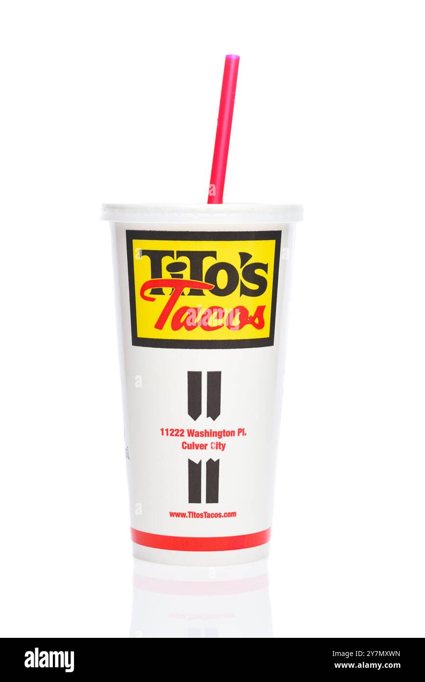 IRVINE, CALIFORNIE - 28 SEPTEMBRE 2024 : un gobelet jetable de Titos Tacos. Banque D'Images