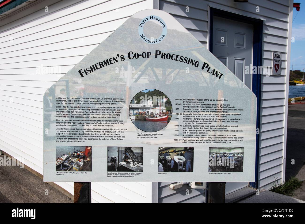 Panneau d'information sur l'usine de transformation coopérative de pêcheurs sur Southside Road à Petty Harbour–Maddox Cove, Terre-Neuve-et-Labrador, Canada Banque D'Images