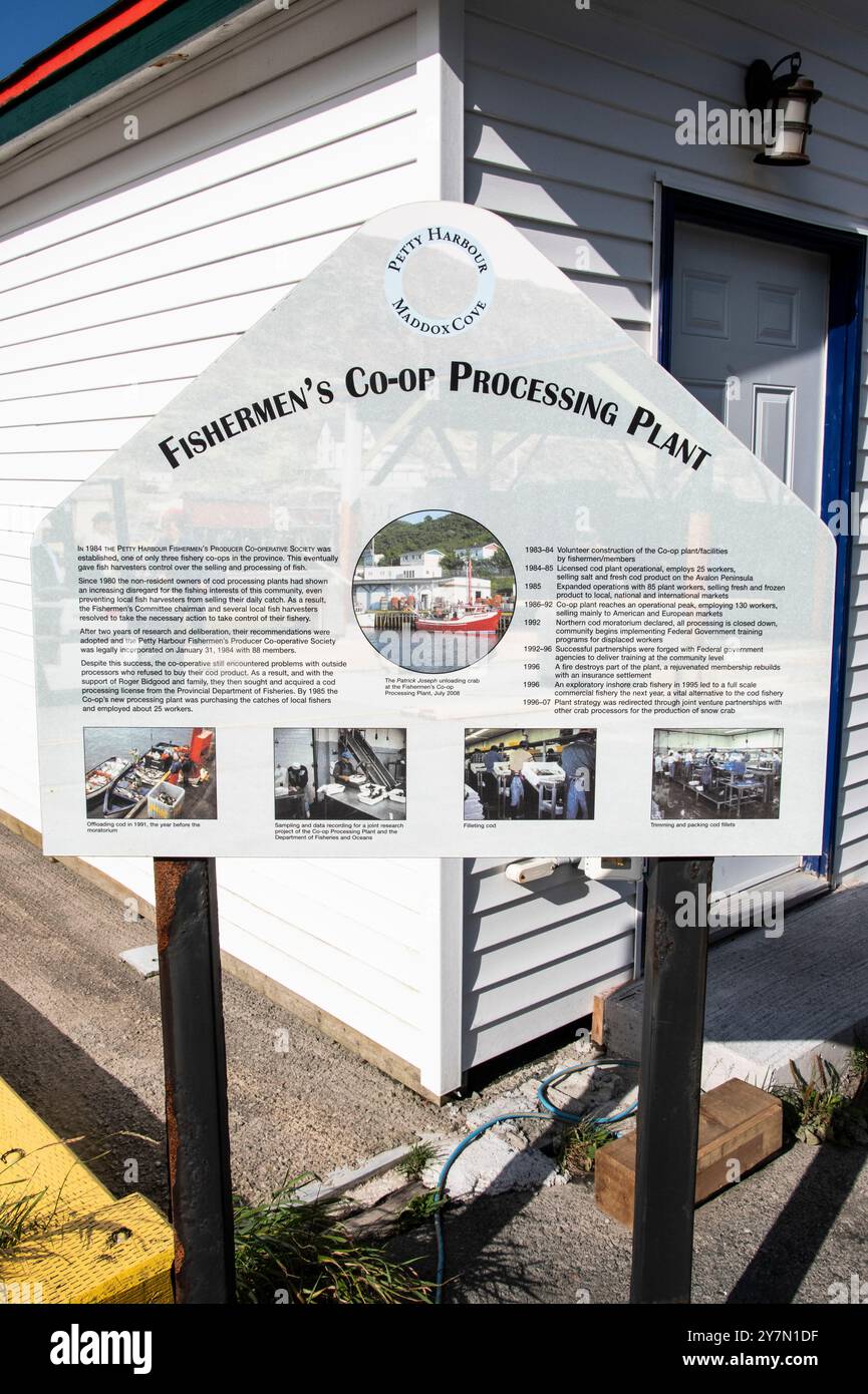 Panneau d'information sur l'usine de transformation coopérative de pêcheurs sur Southside Road à Petty Harbour–Maddox Cove, Terre-Neuve-et-Labrador, Canada Banque D'Images