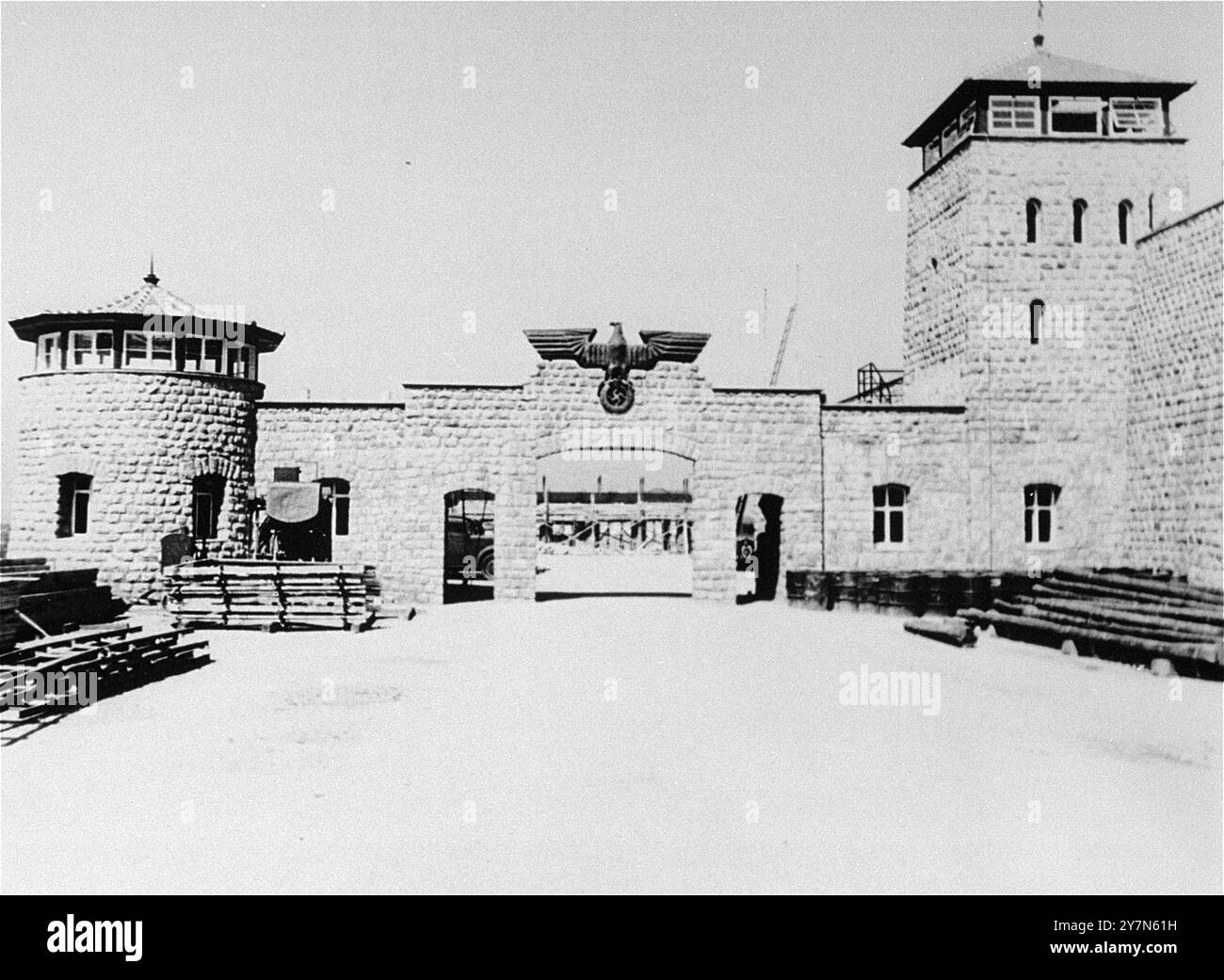 L'entrée de l'enceinte SS à Mauthausen. Mauthausen était un camp de travaux forcés nazi, faisant partie du complexe de Mauthausen. À son apogée, il y avait 85 000 prisonniers à la fois. Il était tristement célèbre pour sa dureté - on estime que sur les 190 000 prisonniers détenus pendant ses opérations, la moitié est morte. Il abritait la carrière de Wiener Graben et ses redoutables escaliers de la mort (Todessteige) où beaucoup moururent en transportant d'énormes charges sur les 186 marches de pierre. Banque D'Images