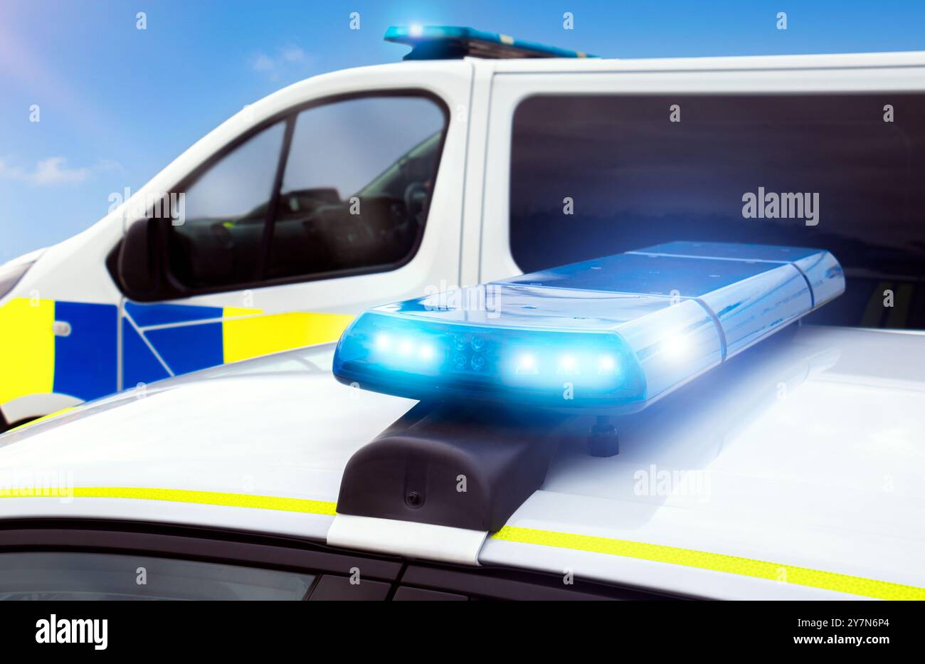 Police - clignotement des sirènes des services d'urgence à partir de la barre lumineuse du véhicule de police. Généralement utilisé pour la poursuite ou l'intervention sur les lieux d'un incident. Banque D'Images
