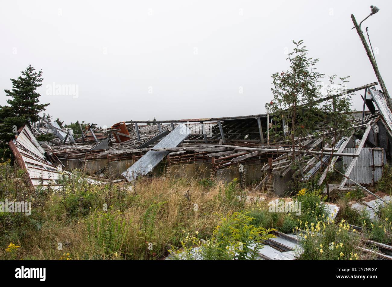 Bâtiments effondrés à la station centrale d'élevage de porcs abandonnée et délabrée à Portugal Cove, réunissant Philip's, Terre-Neuve-et-Labrador, Canada Banque D'Images