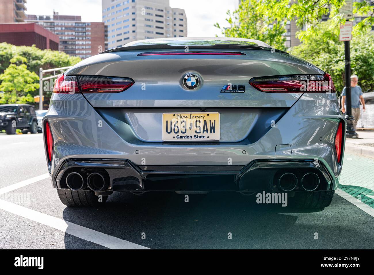 New York City, États-Unis - 19 mai 2024 : 2022 BMW M8 décapotable. Voiture décapotable BMW M8 de luxe grise garée à l'extérieur. BMW M8 cabriolet, vue arrière Banque D'Images