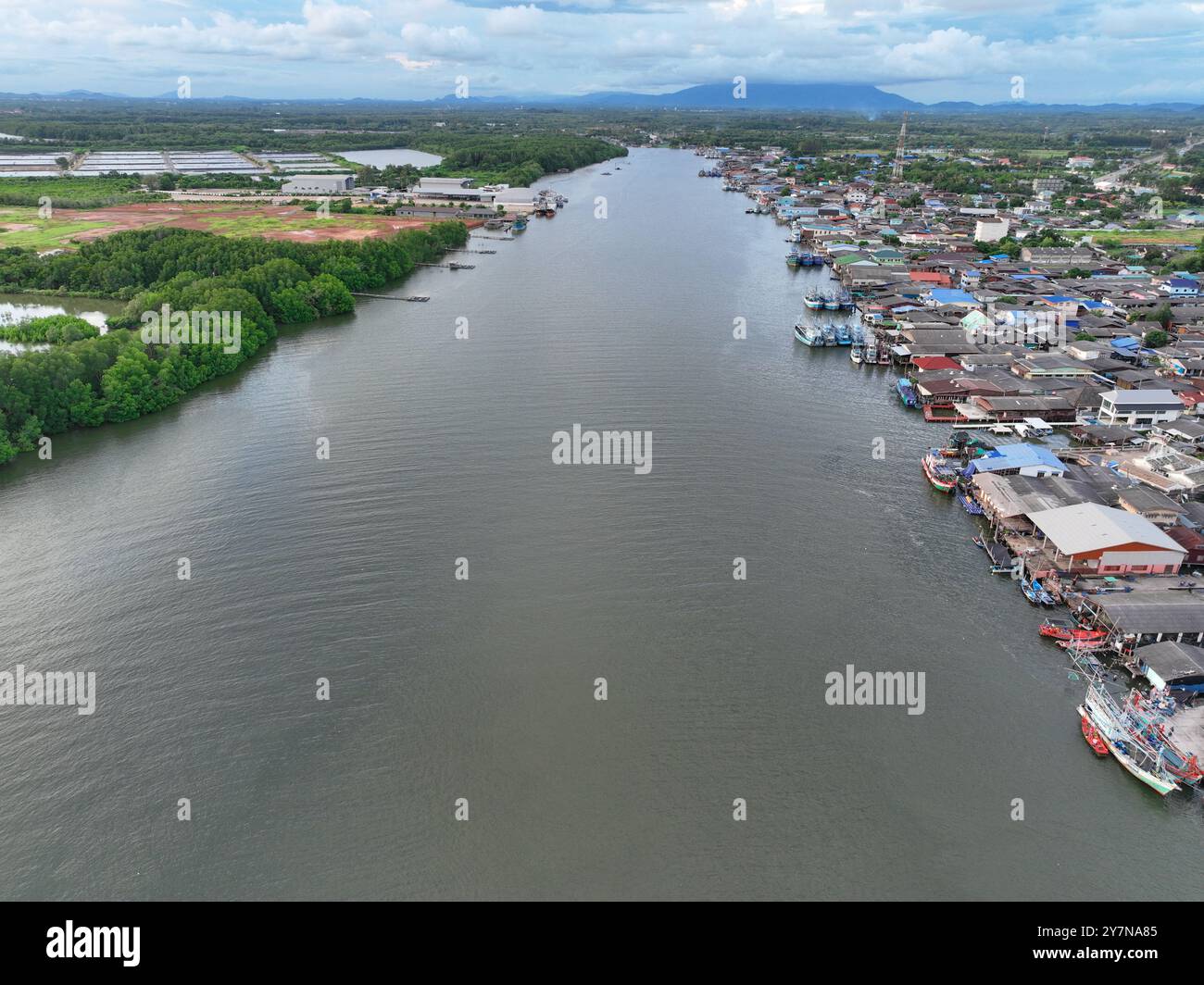 Vue aérienne paysage de la communauté de pêcheurs le long de la rivière, niché dans la forêt verdoyante de mangrove de l'estuaire de Pak Nam Prasae à Rayong, Thaïlande. ECO Banque D'Images