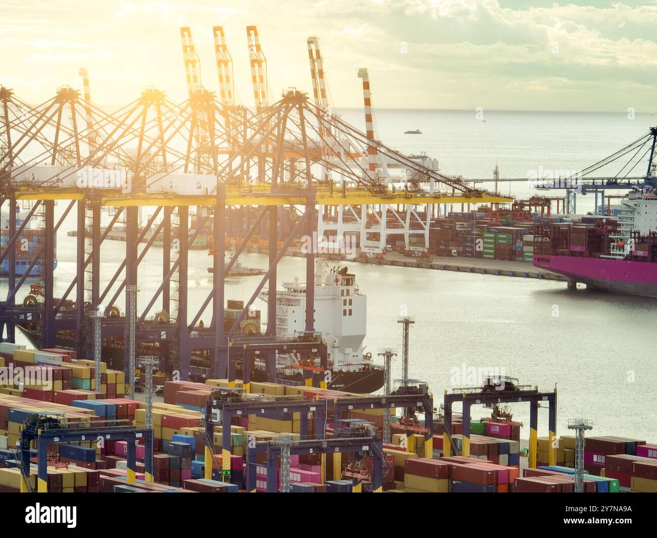 Logistique et transport du cargo conteneur au port de navire. Camion porte-conteneurs et pont de grue dans le chantier naval. Importation, exportation et industrie des transports. Banque D'Images