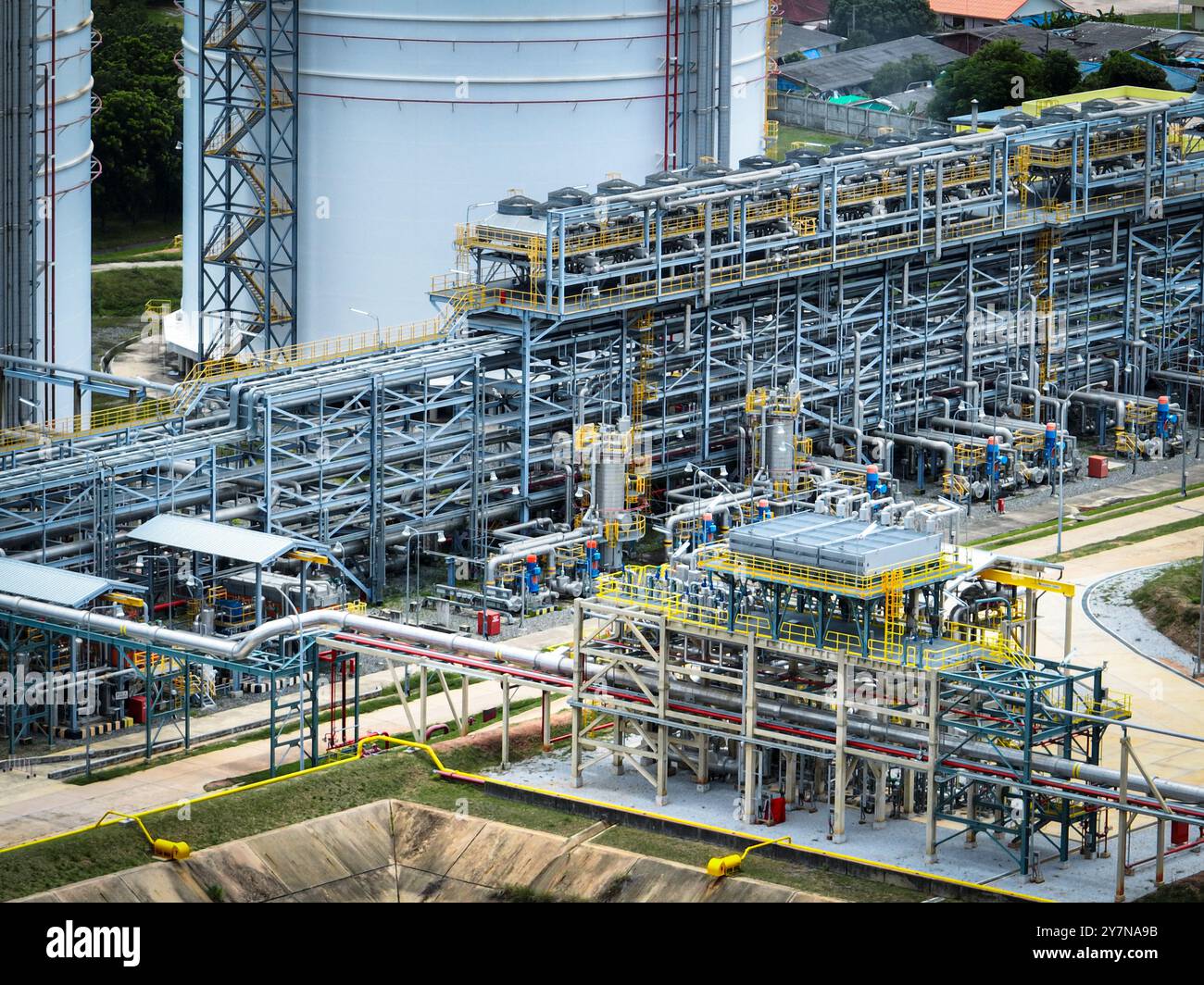 Raffinerie de pétrole industriel et usine pétrochimique avec de vastes pipelines en acier et des réservoirs de stockage de gaz. Infrastructures pour l'énergie et le carburant. Huile Banque D'Images