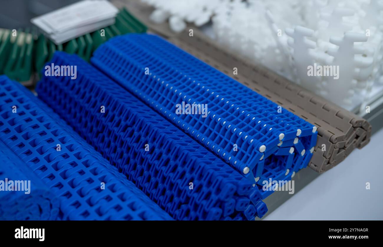 Bande transporteuse modulaire en plastique pour des solutions industrielles intelligentes. Système de transport innovant améliorant l'efficacité de la fabrication. Composant de machine pour Banque D'Images