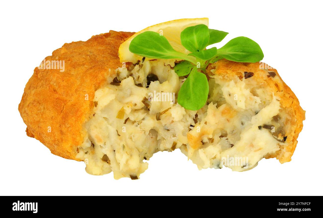 Gâteau de poisson pané et de pommes de terre avec garniture de laitue de feuilles de citron et d'agneau Banque D'Images