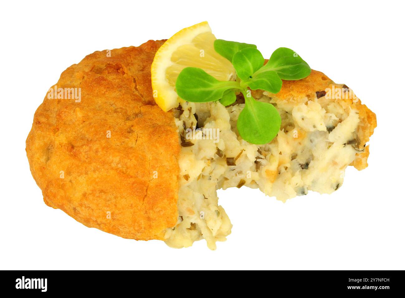 Gâteau de poisson pané et de pommes de terre avec garniture de laitue de feuilles de citron et d'agneau Banque D'Images