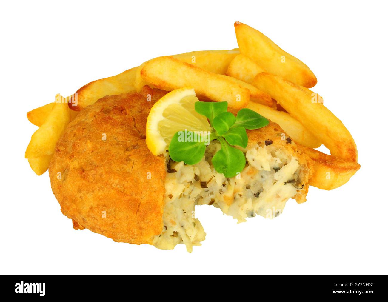 Gâteau de poisson pané et de pommes de terre avec garniture de laitue de feuilles de citron et d'agneau Banque D'Images