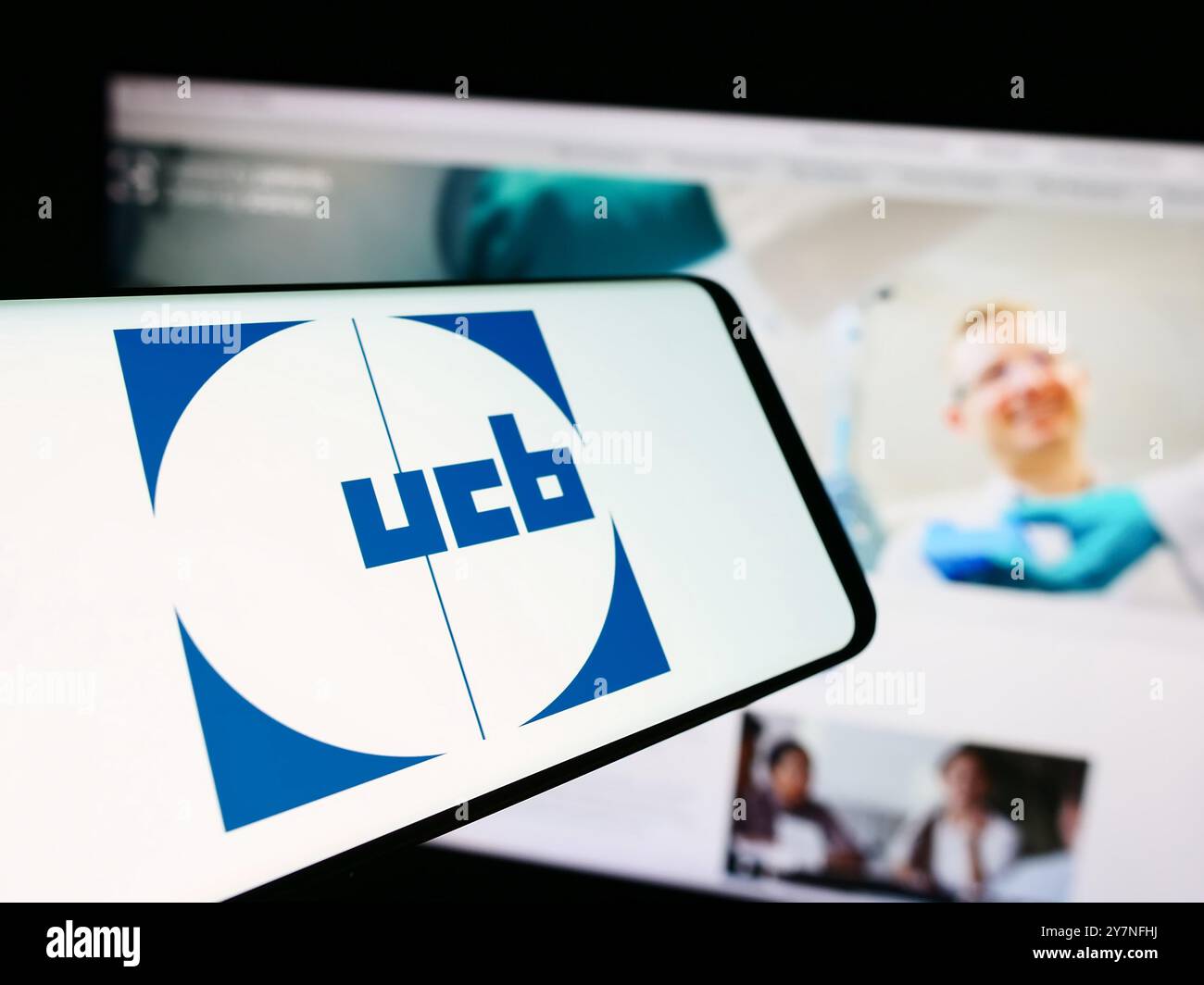 Allemagne. 26 septembre 2024. Dans cette illustration photo, un téléphone portable avec le logo de la société biopharmaceutique belge UCB sa est vu devant le site web de l'entreprise. Crédit : SOPA images Limited/Alamy Live News Banque D'Images