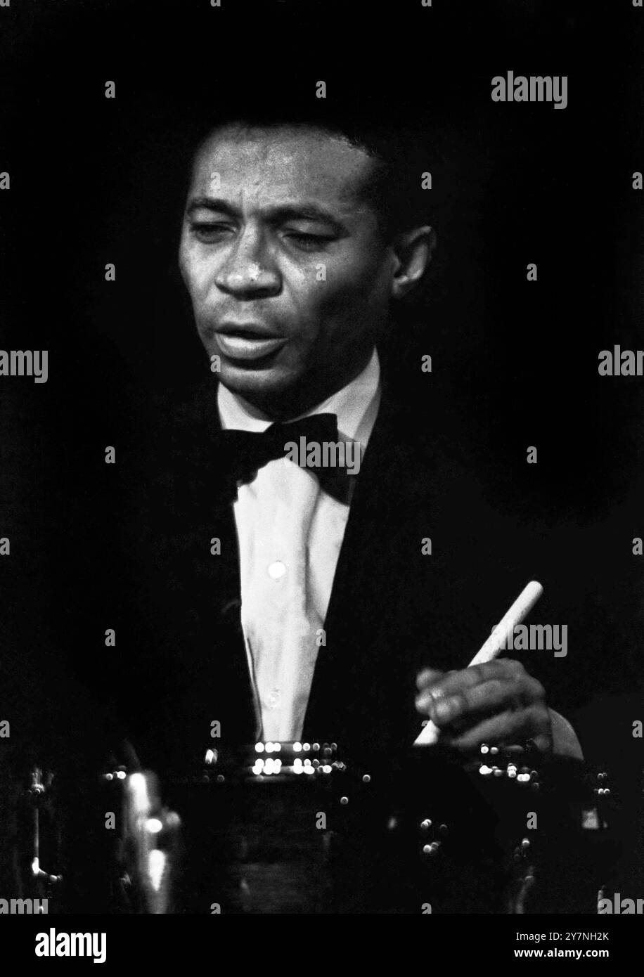 Sam Woodyard begleitet Ella Fitzgerald BEI ihrem Auftrtt im Friedrichstadt-Palast in Ost-Berlin am Schlagzeug, DDR 1967. Banque D'Images