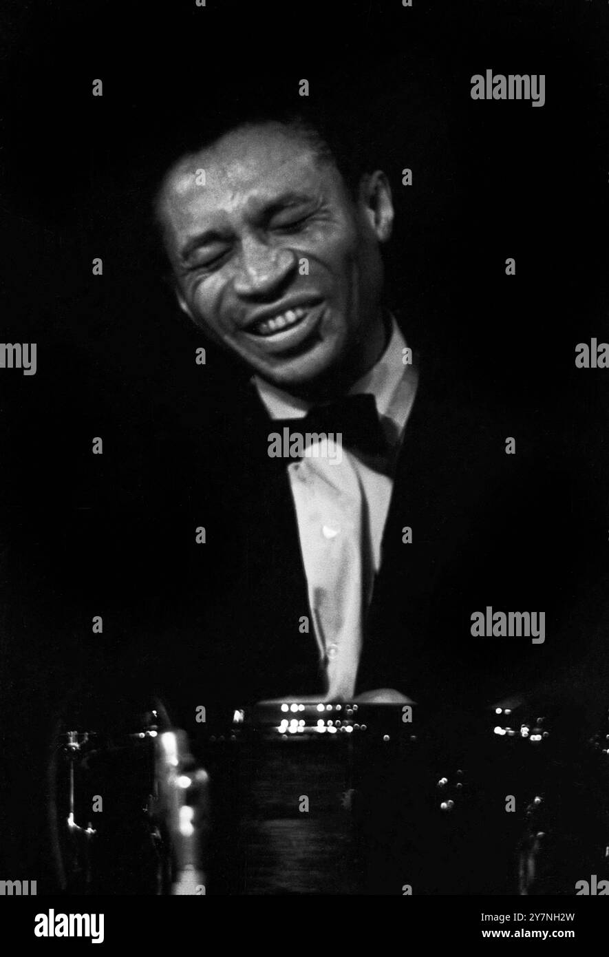 Sam Woodyard begleitet Ella Fitzgerald BEI ihrem Auftrtt im Friedrichstadt-Palast in Ost-Berlin am Schlagzeug, DDR 1967. Banque D'Images