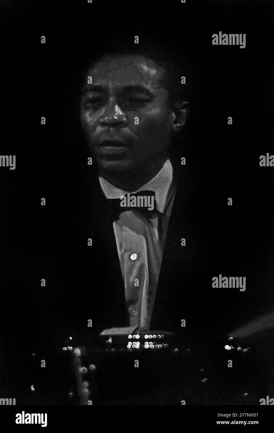 Sam Woodyard begleitet Ella Fitzgerald BEI ihrem Auftrtt im Friedrichstadt-Palast in Ost-Berlin am Schlagzeug, DDR 1967. Banque D'Images