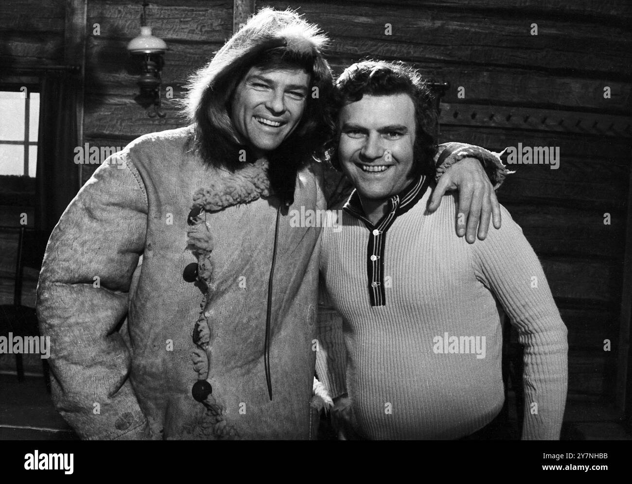 Der US-amerikanische Schauspieler, Sänger, Drehbuchautor und Regisseur Dean Cyril Reed, der ab 1972 in der DDR lebte, mit DDR-Promi-Fotograf Tassilo Leher am Set von Kit & Co, DDR 1974. Banque D'Images Der US-amerikanische Schauspieler, Sänger, Drehbuchautor und Regisseur Dean Cyril Reed, der ab 1972 in der DDR lebte, mit DDR-Promi-Fotograf Tassilo Leher am Set von Kit & Co, DDR 1974. Banque D'Images
