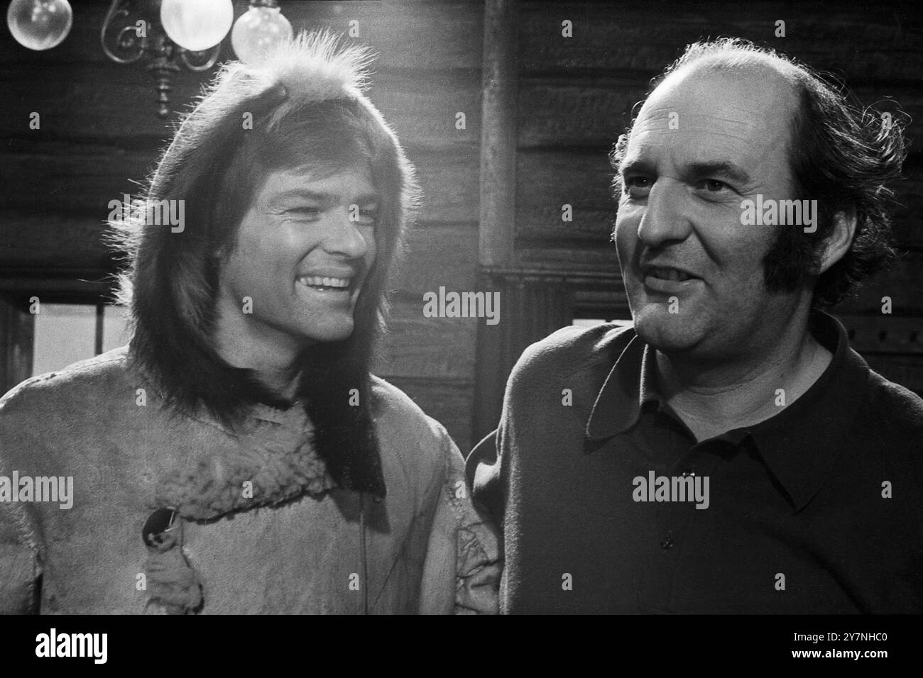 Der US-amerikanische Schauspieler, Sänger, Drehbuchautor und Regisseur Dean Cyril Reed, der ab 1972 in der DDR lebte, mit Regisseur Konrad Petzold am Set von Kit & Co, DDR 1974. Banque D'Images Der US-amerikanische Schauspieler, Sänger, Drehbuchautor und Regisseur Dean Cyril Reed, der ab 1972 in der DDR lebte, mit Regisseur Konrad Petzold am Set von Kit & Co, DDR 1974. Banque D'Images