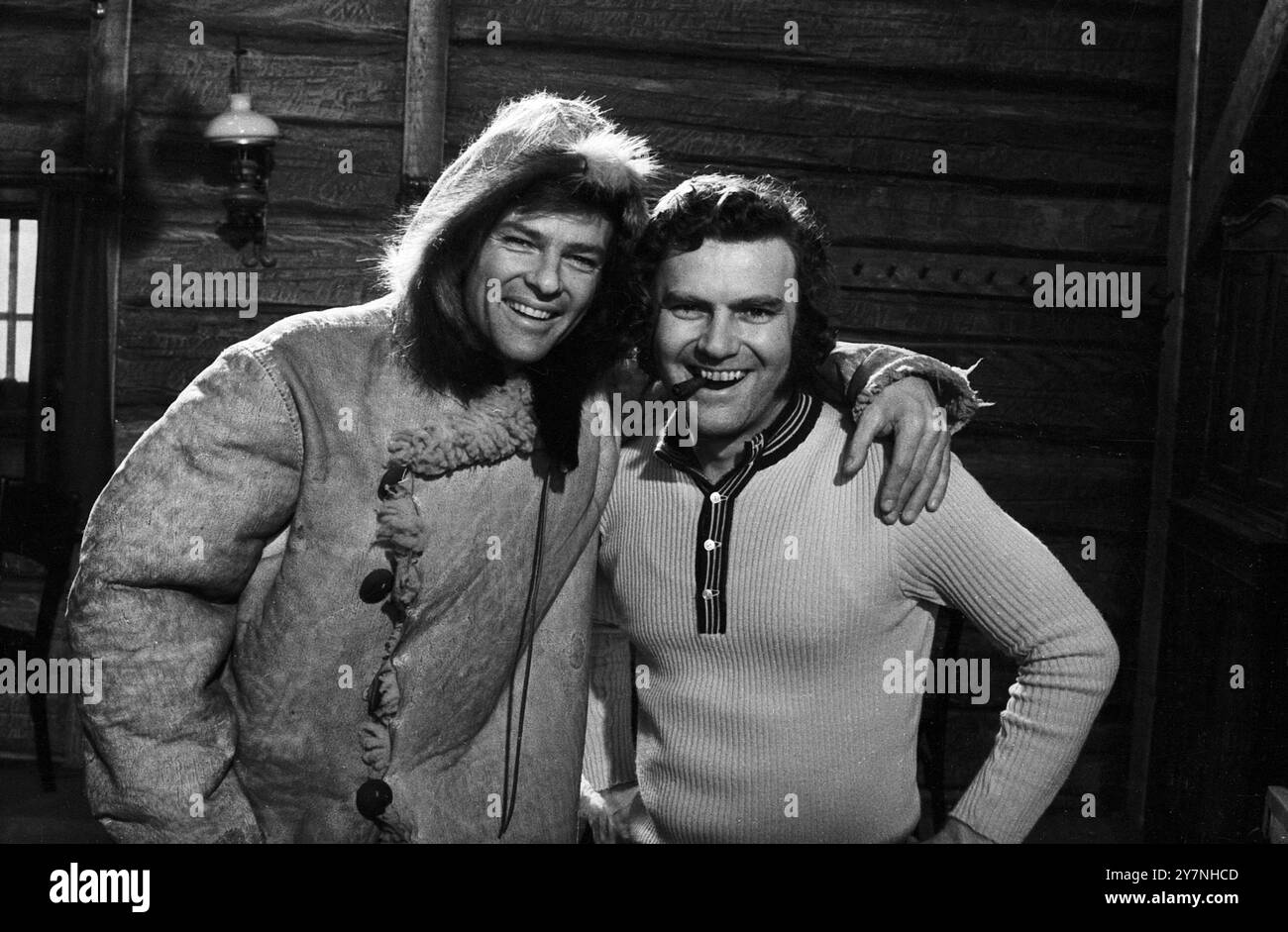 Der US-amerikanische Schauspieler, Sänger, Drehbuchautor und Regisseur Dean Cyril Reed, der ab 1972 in der DDR lebte, mit DDR-Promi-Fotograf Tassilo Leher am Set von Kit & Co, DDR 1974. Banque D'Images Der US-amerikanische Schauspieler, Sänger, Drehbuchautor und Regisseur Dean Cyril Reed, der ab 1972 in der DDR lebte, mit DDR-Promi-Fotograf Tassilo Leher am Set von Kit & Co, DDR 1974. Banque D'Images