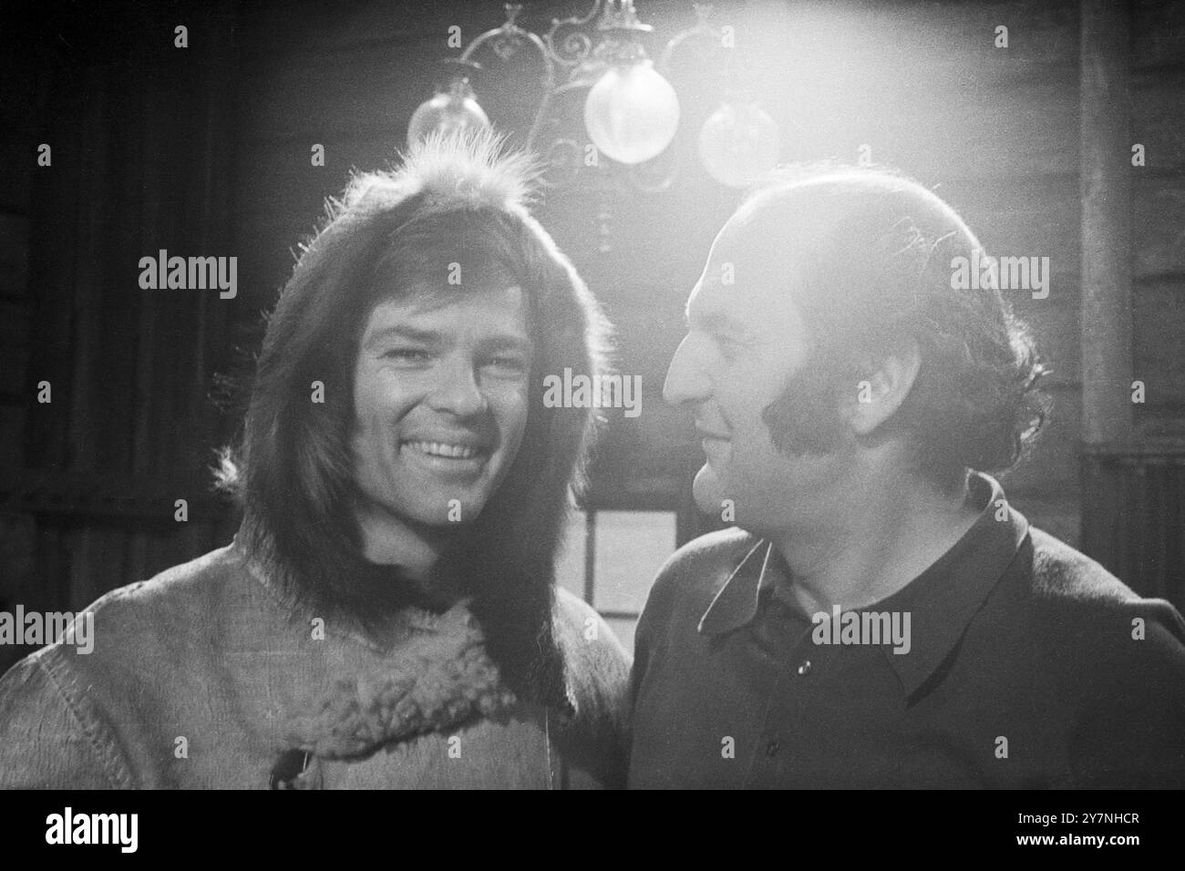 Der US-amerikanische Schauspieler, Sänger, Drehbuchautor und Regisseur Dean Cyril Reed, der ab 1972 in der DDR lebte, mit Regisseur Konrad Petzold am Set von Kit & Co, DDR 1974. Banque D'Images Der US-amerikanische Schauspieler, Sänger, Drehbuchautor und Regisseur Dean Cyril Reed, der ab 1972 in der DDR lebte, mit Regisseur Konrad Petzold am Set von Kit & Co, DDR 1974. Banque D'Images