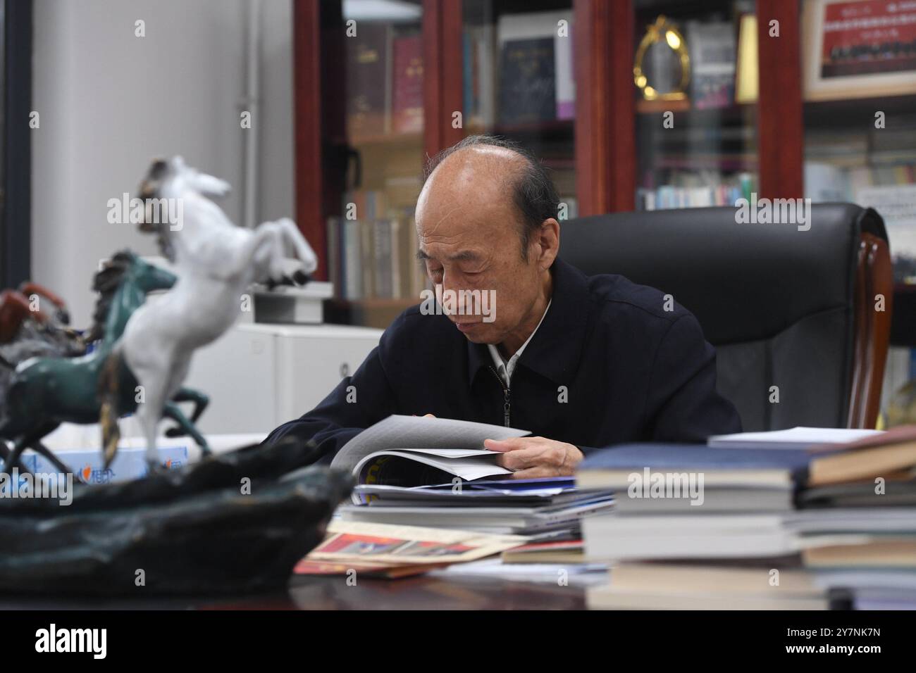 SHENYANG, CHINE - 30 SEPTEMBRE 2024 - Wang Guodong, académicien de l'Académie chinoise d'ingénierie, s'adresse aux médias à l'Université Northeastern Banque D'Images