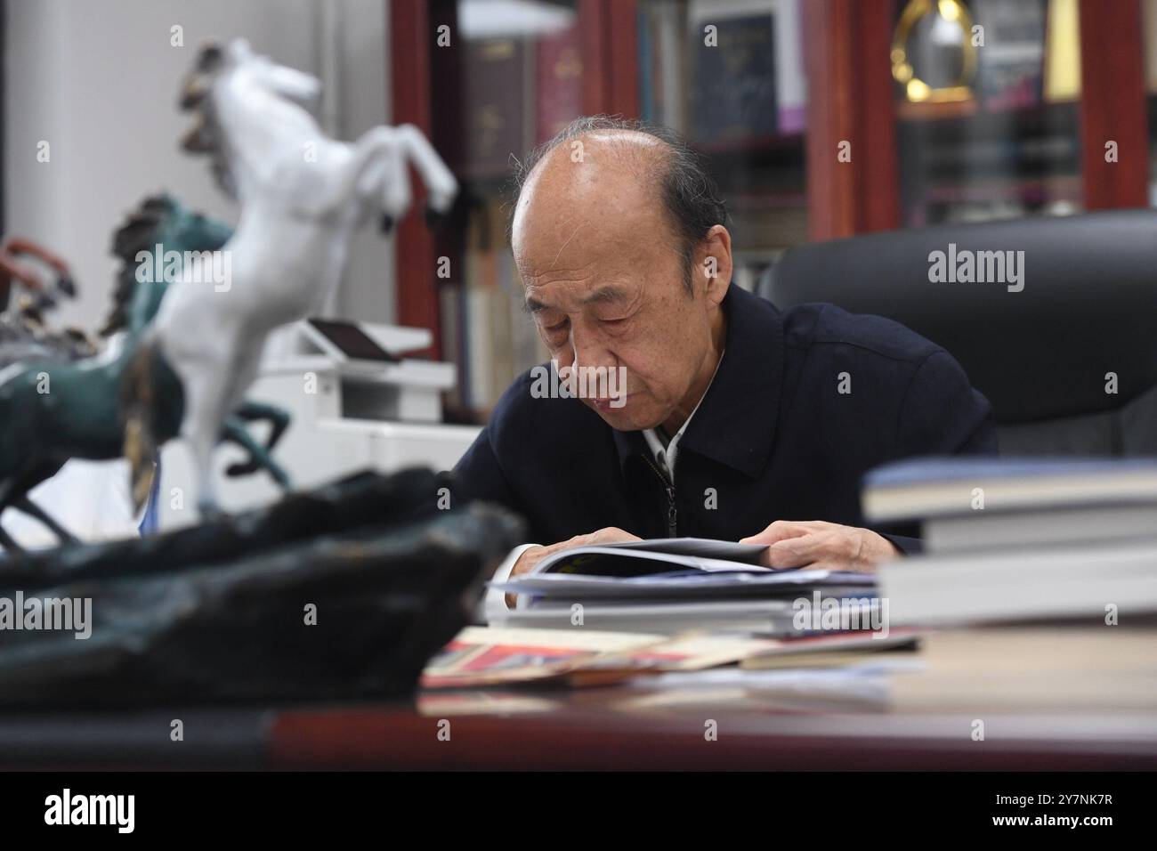 SHENYANG, CHINE - 30 SEPTEMBRE 2024 - Wang Guodong, académicien de l'Académie chinoise d'ingénierie, s'adresse aux médias à l'Université Northeastern Banque D'Images