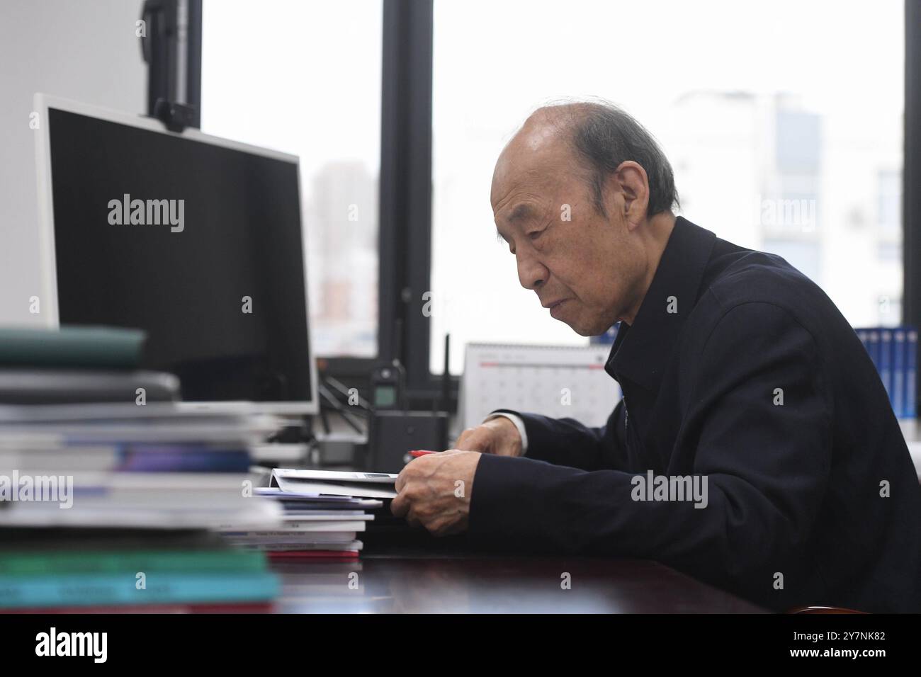 SHENYANG, CHINE - 30 SEPTEMBRE 2024 - Wang Guodong, académicien de l'Académie chinoise d'ingénierie, s'adresse aux médias à l'Université Northeastern Banque D'Images