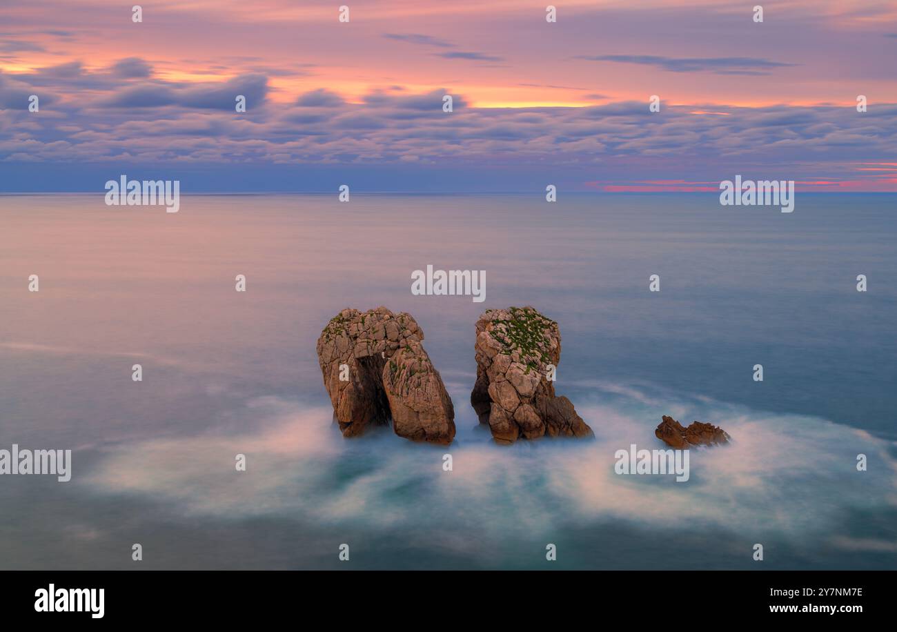 Coucher de soleil sur les formations rocheuses d'Urro del Manzano, partie d'un fabuleux parc naturel géologique en Cantabrie près de la ville de Liencres dans le nord-ouest de l'Espagne Banque D'Images