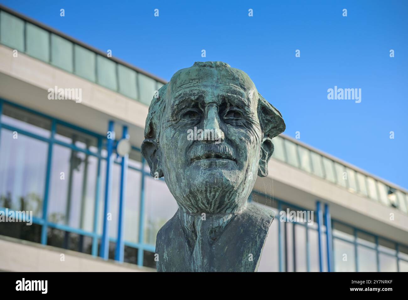 Büste Ferdinand Porsche vor dem Rathaus, Marktplatz, Porschestraße, Wolfsburg, Niedersachsen, Deutschland Banque D'Images