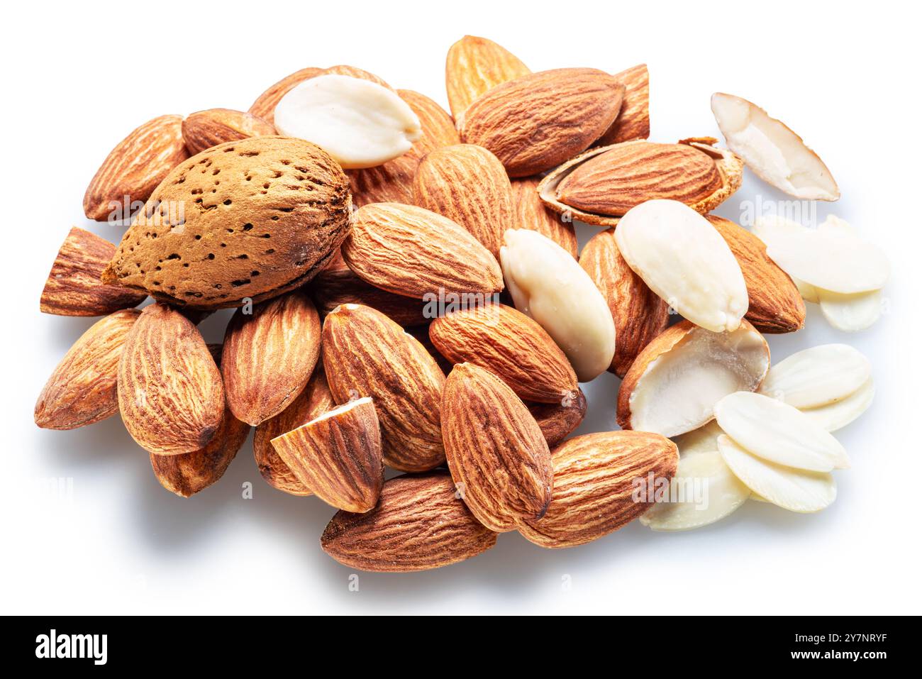 Pile de noix d'amandes décortiquées et d'amandes blanchies isolées sur fond blanc. Le fichier contient un chemin de détourage. Banque D'Images