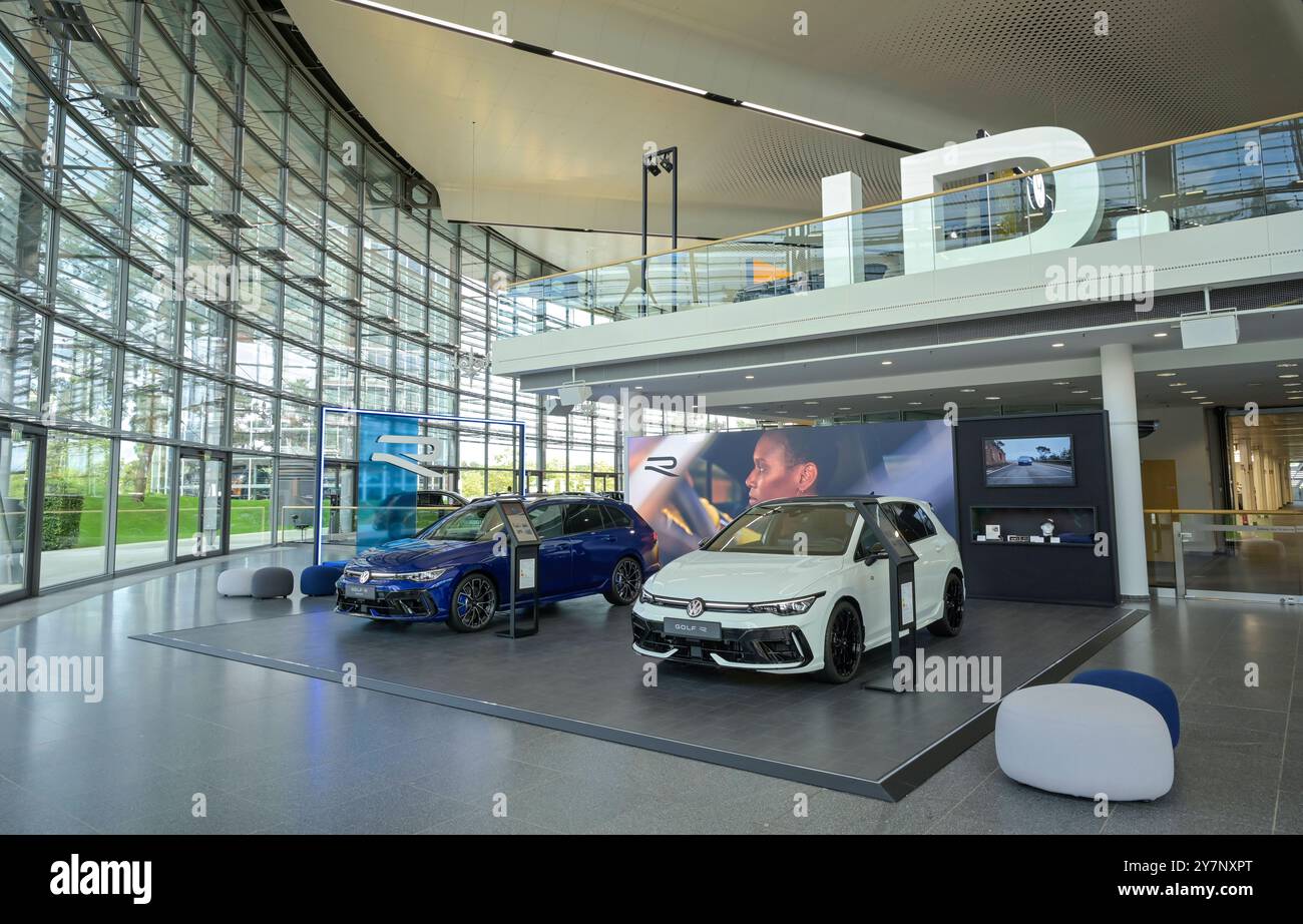 VW Kundencenter, Austellung von Neuwagen ID, Autostadt Volkswagen, Wolfsburg, Niedersachsen, Deutschland *** VW Customer Center, affichage de l'ID de la nouvelle voiture, Autostadt Volkswagen, Wolfsburg, basse-Saxe, Allemagne Banque D'Images