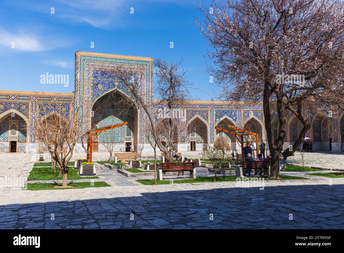 Samarcande, Ouzbékistan - 25 mars 2024 : les touristes visitent la Madrasah Tilya-Kori par une journée ensoleillée Banque D'Images