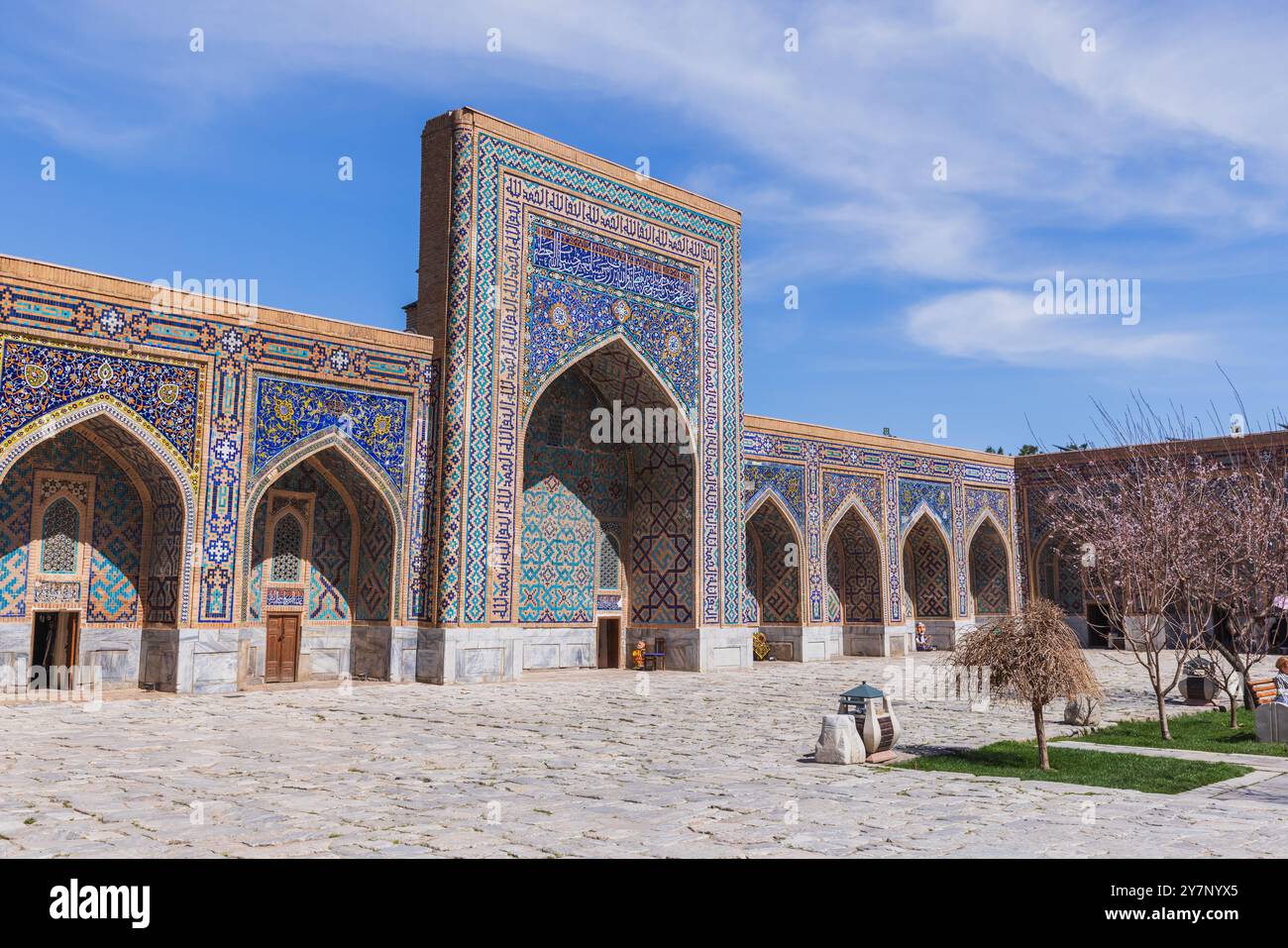 Samarcande, Ouzbékistan - 25 mars 2024 : Madrasah Tilya-Kori par une journée ensoleillée Banque D'Images