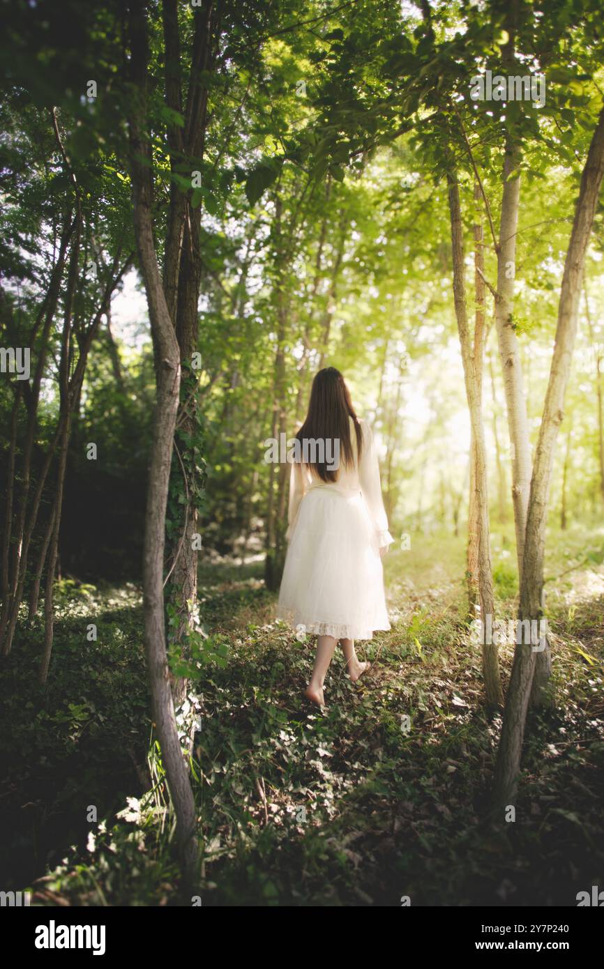 femme surréaliste marchant aventurant dans les bois, concept abstrait Banque D'Images