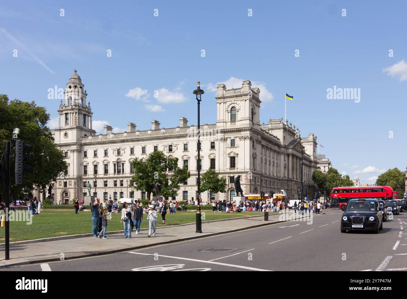 Parliament Square, coin de Parliament Street et Great George Street, Westminster, Londres et les bureaux du gouvernement à Great Geoorge Street. Banque D'Images