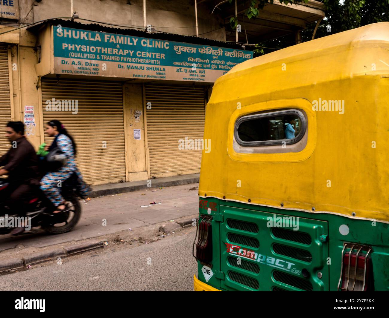 Pousse-pousse et bus automobiles dans le centre de Delhi (juillet 2024) Banque D'Images