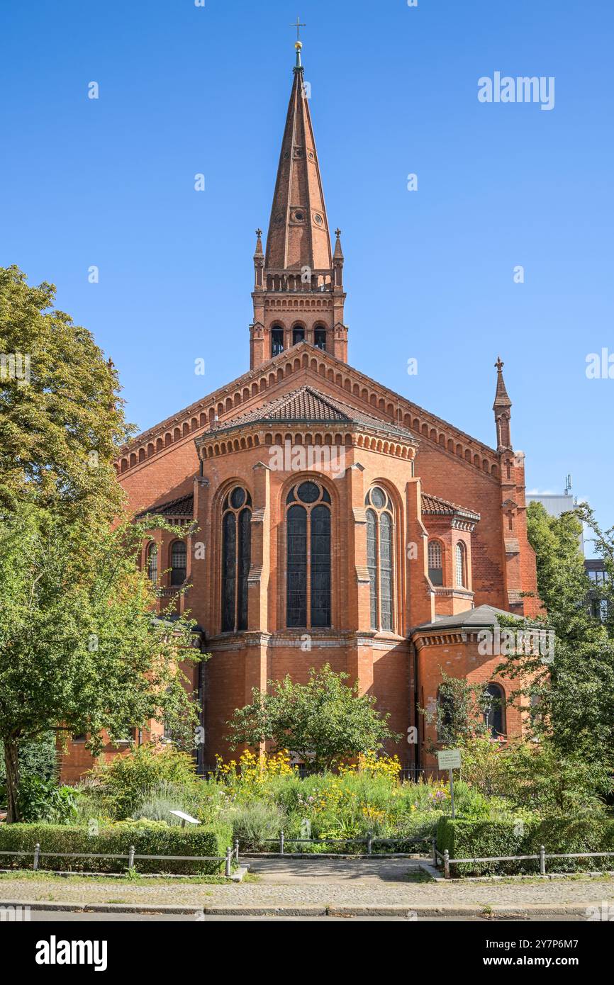 Vitrail en bouteilles de gin, église des douze Apôtres, an der Apostelkirche, Schöneberg, Berlin, Allemagne, Kirchenfenster aus Ginflaschen, Z Banque D'Images