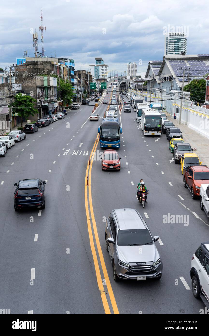 Trafic automobile du côté de Thonburi de Bangkok (juillet 2024) Banque D'Images