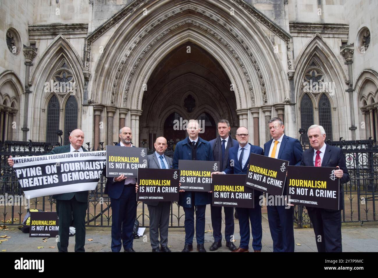 Londres, Angleterre, Royaume-Uni. 1er octobre 2024. Les journalistes BARRY MCCAFFREY et TREVOR BIRNEY, ainsi que leurs partisans, dont le député travailliste JOHN MCDONNELL, tiennent des pancartes « le journalisme n'est pas un crime », alors que la surveillance policière des audiences du tribunal des journalistes commence à la Royal courts of Justice de Londres. Le couple aurait été espionné par la police, et les actions du Service de police d'Irlande du Nord, de la Durham Constabulary et de la met police de Londres seront examinées en fonction de leur rôle dans la surveillance illégale présumée. (Crédit image : © Vuk Valcic/ZUMA Press Wire) USAGE ÉDITORIAL SEULEMENT! Pas pour COM CR Banque D'Images