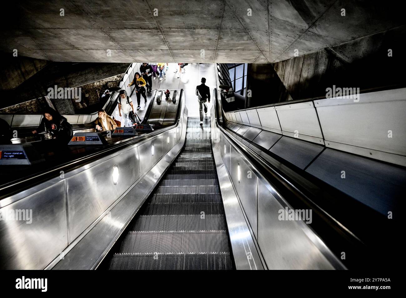 Londres, Royaume-Uni. Descendez l'escalator jusqu'à la Jubilee Line dans la station de métro Westminster Banque D'Images
